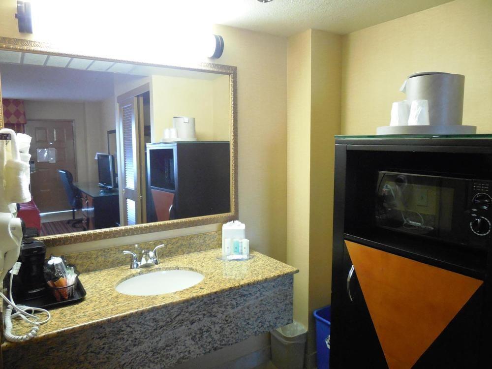 Ramada by Wyndham San Diego National City Bagian luar foto
